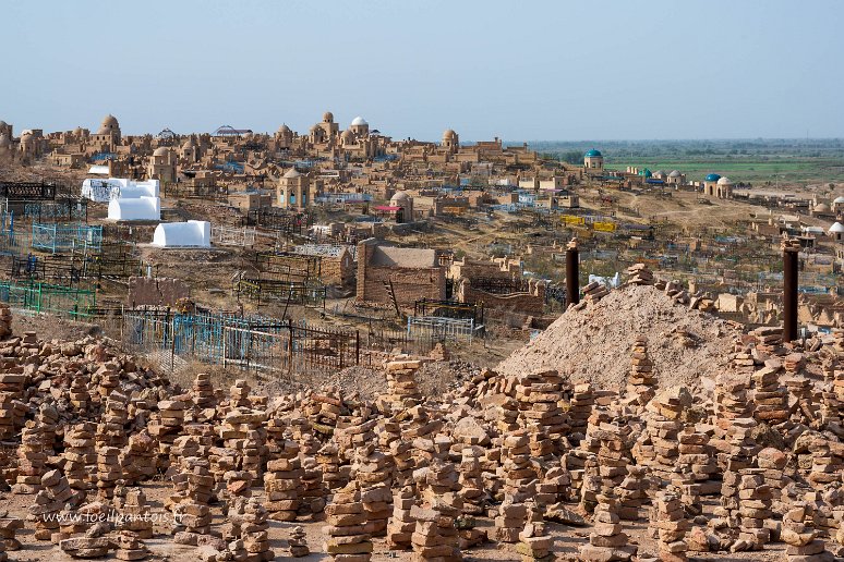 20230514__00307-24 Nécropole de Mizdahkan près de Noukous, Entre les sépultures des milliers de petites colonnes de 7 pierres (le chiffre 7 a une symbolique très générale dans le...