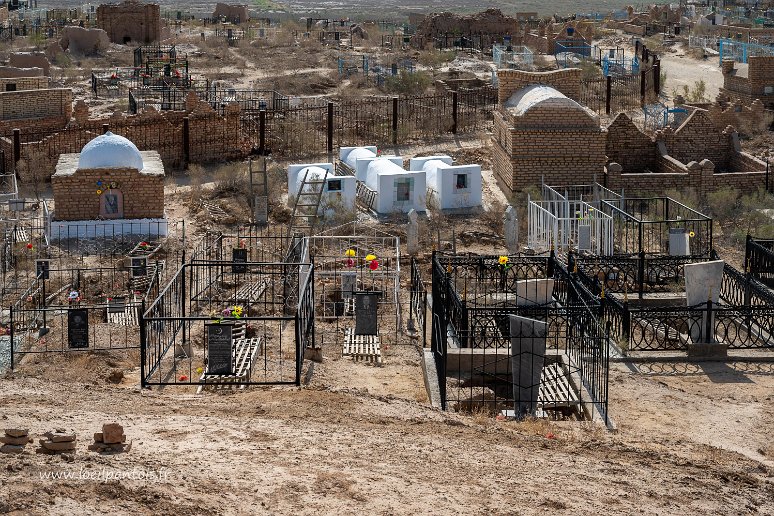 20230514__00307-34 Nécropole de Mizdahkan près de Noukous, Les tombes récentes, entourées d'une corniche métallique sont des tombes où le défunt est enterré directement dans le...