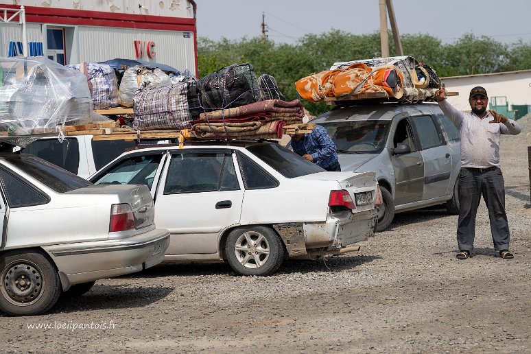 20230514__00307-40 Sur la route venant du Kazakhstan, émigrés en russie ou au Kazakhstan (moins peuplé mais plus riche que l'Ouzbekistan) revenant en convoi avec une infinité de...