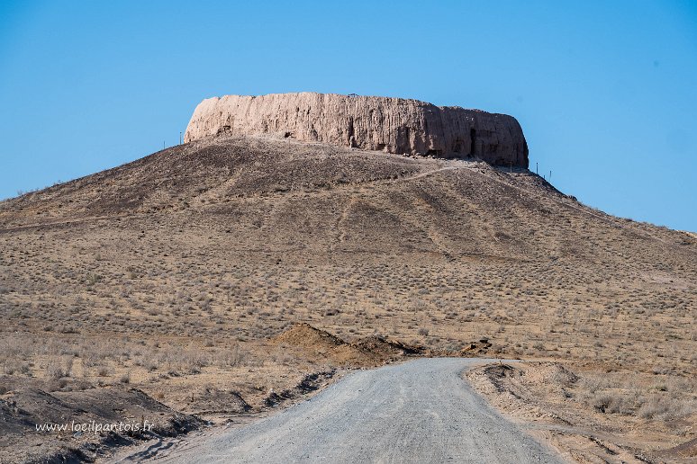 20230513__00086-15 45km au sud est de Noukous: Tour du silence zoroastrienne de Chilpyk, construite au 1er s av JC, elle servait à l'origine à déposer les cadavres au soleil et...