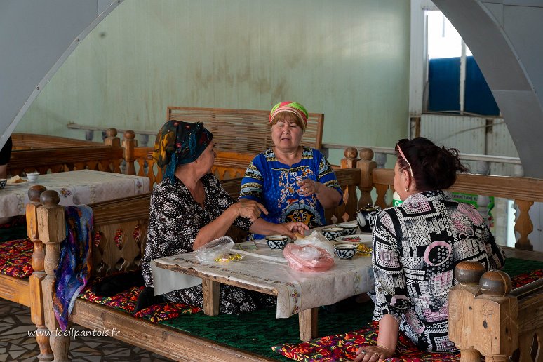 20230513__00086-61 Noukous: table traditionnelle ouzbek, assez peu confortable pour des européens