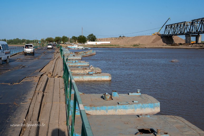 20230513__00086-8 Route d'Ourgentch à Noukous: pont militaire flottant sur l'Amoudaria, en attendant la construction du nouveau pont (à droite). L'Amoudaria est l'un des deux...