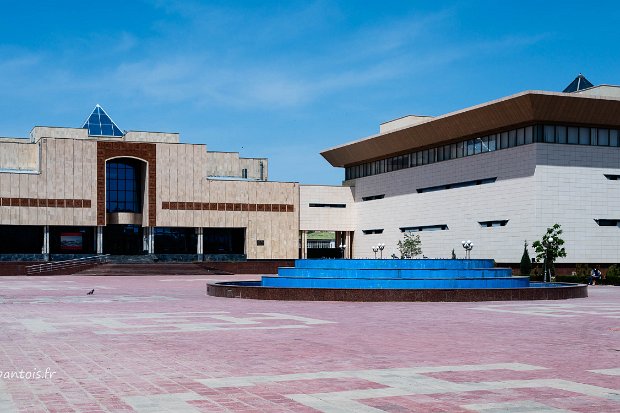 Noukous, la capitale Noukous, 300000 hab, capitale du Karakalpakstan, est une ville moderne, de type soviétique au milieu d'un immense...