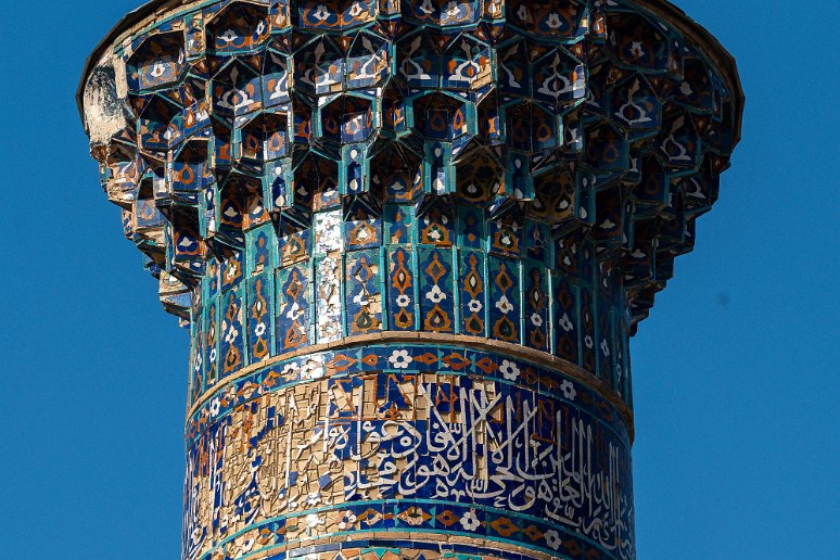 20230527__00761-137 Place du Reghistan, médersa Ouloug beg: sommet d'un des minarets encadrant la façade et des magnifiques muqarnas du sommet