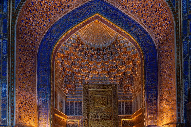 20230527__00761-188 Place du Reghistan, Médersa Tilia Kari, Mihrab de la mosquée avec une magnifique décoration en kundal doré à la feuille qui donne son nom à la Médersa