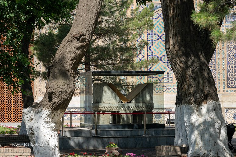 20230529__00525-106 Mosquée Bibi Khanum, lutrin offert par Oulug Beg, sur lequel fut autrefois déposé le Coran d'Osman, ou Othman (VIII ou IXe s), actuellement à Tachkent