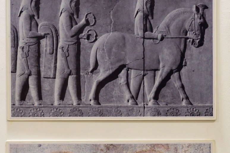 20230529__00525-157 Musée d'Afrosiyab: bas reliefs représentant en haut d'anciens habitants de la Sogdiane (province perse recouvrant notamment l'Ouzbekistan au temps d'Afrosyab...