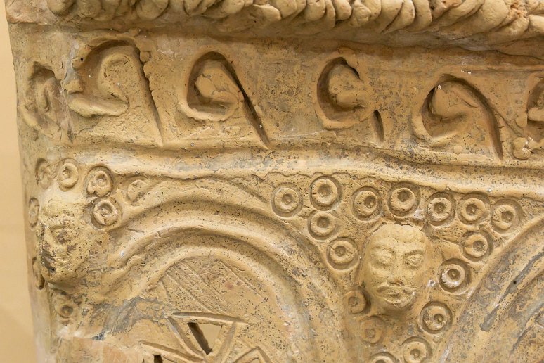 20230529__00525-169 Musée d'Afrosiyab: fragment d'autel zoroastrien célébrant les 4 éléments: eau terre air feu, origine du symbole de croix.