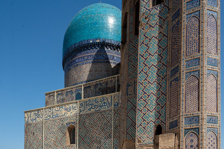 20230529__00525-95 Coupole principale mosquée Bibi khanum restaurée. On voit encore en bas des murs les lourds dégâts du tremblement de terre de 1897