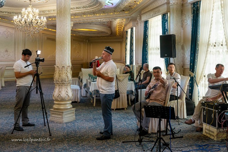 20230530__00183-131 Dans le quartier de Sat tepo, cérémonie du kalim: Des musiciens et un chanteur sont présents, pour des chants essentiellement traditionnels: