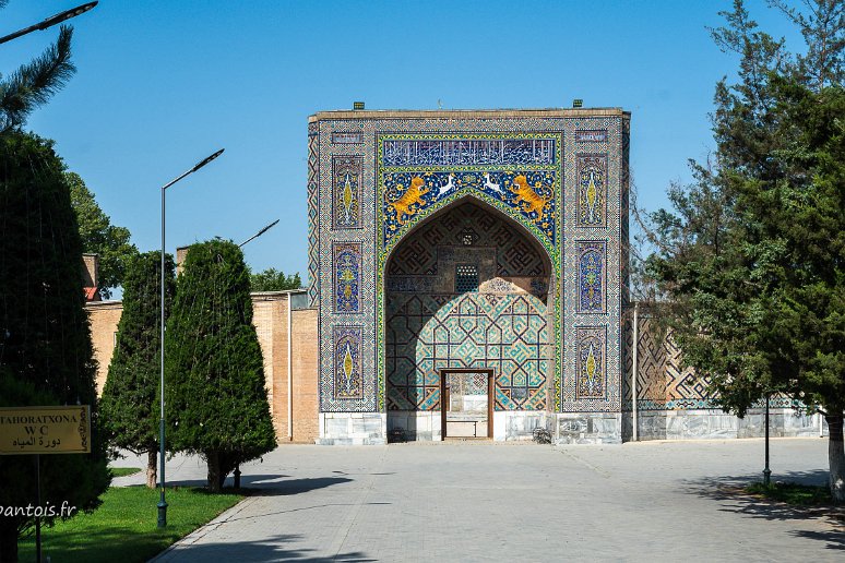 20230530__00183-57 Ensemble Khodja Akrar, Médersa construite par Nadir Dévonbegi ((1630-1635), portail d'entrée, récemment restauré, porte la même décoration persane de tigres...