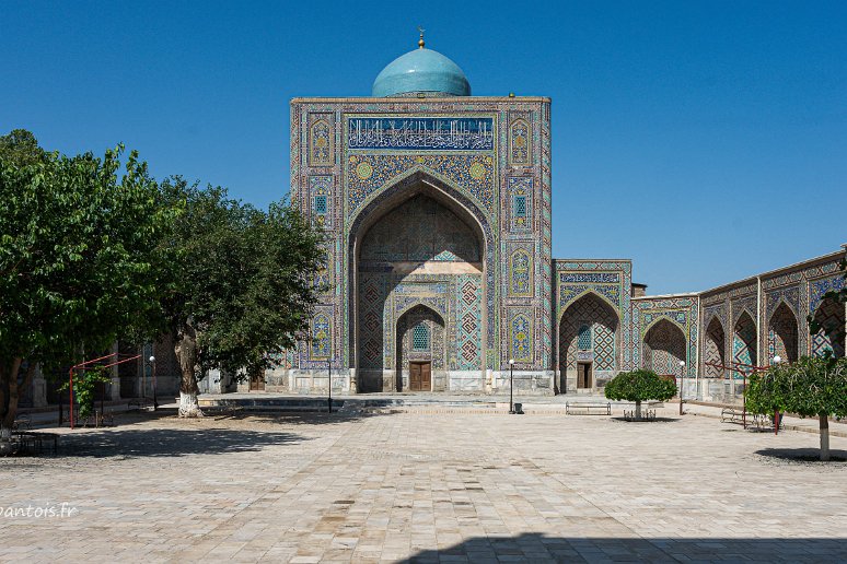 20230530__00183-61 Ensemble Khodja Akrar, Médersa de Nadir Dévonbegi ((1630-1635), cour intérieure, portail de la mosquée avec décoration de soleils (influence zoroastrienne) et...