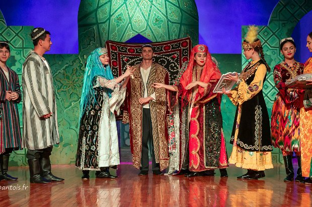 Théâtre El Merosi Un joli spectacle qui mêle tableaux de danse costumée et scènes de costumes historiques des deux derniers millénaires.