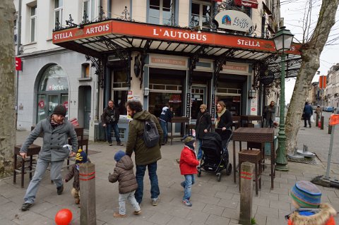 F2014___00425 Place Jourdan, tous les cafés des environs affichent fièrement leur partenariat avec la Maison Antoine....