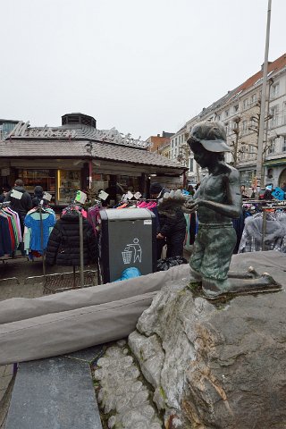 F2014___00428 Place Jourdan, statue de l'enfant à la conque, artiste inconnu