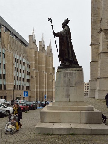F2014___00434 Statue du Cardinal Mercier, place Ste Gudule, contre la Cathédrale