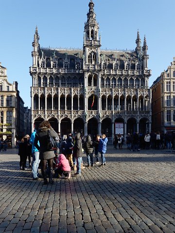 F2014___00015 Grand place, maison du Roi, pause avant la visite