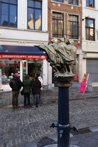 F2014___00033 Rue au beurre, devant l'église St Nicolas, sculpture de l'Abreuvoir des Aveugles par Jos de Decker, d'après un détail de La Parabole des Aveugles de Pierre...