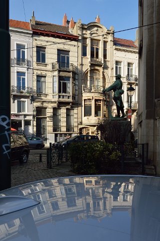 F2014___00080 Saint Gilles, rue Africaine, 90 (à gauche) et 92 (maison de maitre 1904 conçue par de Lestré) derrière le monument aux soldats de 14-18 réalisé par Henri Joseph...