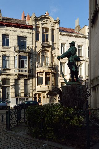 F2014___00082 Saint Gilles, rue Africaine, 90 (à gauche) et 92 (maison de maitre 1904 conçue par de Lestré), derrière le monument aux soldats de 14-18 réalisé par Henri...