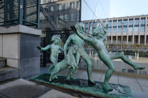 F2014___00047 Sculpture des Enfants dansants, d'Eugène Canneel devant le Cube du Palais des Congrès.