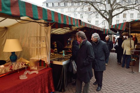 F2014___00197 Place du Grand Sablon, marché des brocanteurs du weekend