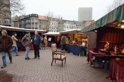 F2014___00200 Place du Grand Sablon, marché des brocanteurs du weekend