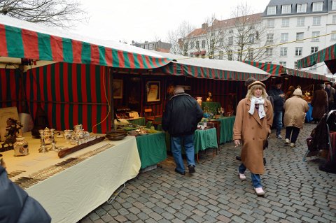 F2014___00203 Place du Grand Sablon, marché des brocanteurs du weekend