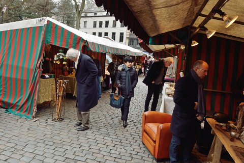 F2014___00204 Place du Grand Sablon, marché des brocanteurs du weekend