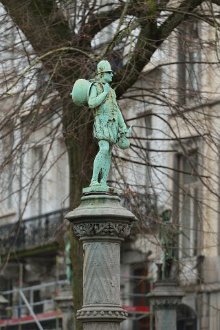 F2014___00221 Place du Petit Sablon, statue de chaudronnier et fondeur