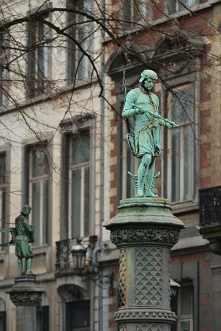 F2014___00222 Place du Petit Sablon, statue de tourneur de chaise