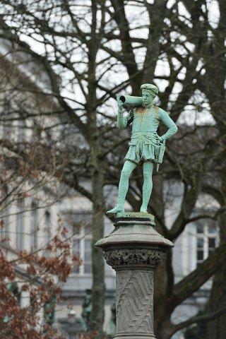 F2014___00224 Place du Petit Sablon, statue d'étainier et plombier