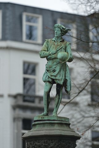 F2014___00225 Place du Petit Sablon, statue de chapelier, foulon et brandevinier