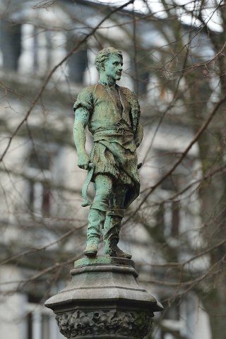 F2014___00227 Place du Petit Sablon, statue de tanneur