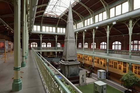 F2014___00554 Halles St Gery, intérieur avec la fontaine Grimbergen et sa pyramide