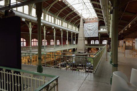F2014___00555 Halles St Gery, intérieur avec la fontaine Grimbergen et sa pyramide