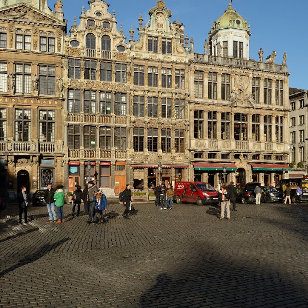 Autour de la Grand-Place Le Coeur historique de Bruxelles, une place éblouissante de jour comme de nuit, entourée de nombreuses ruelles, à...