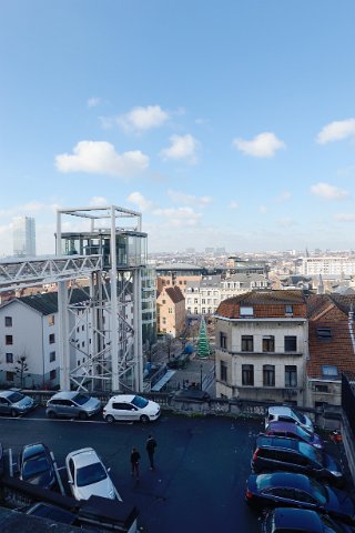F2014___00064 Quartier des Marolles vu de la terrasse du palais de Justice, avec, à gauche, l'ascenceur panoramique.