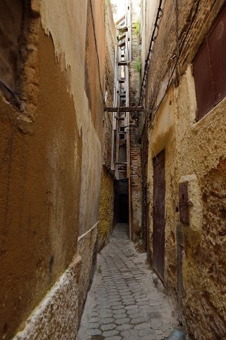 080F2013___06635 Talaâ Kbira, ruelle latérale avec étais de soutènement