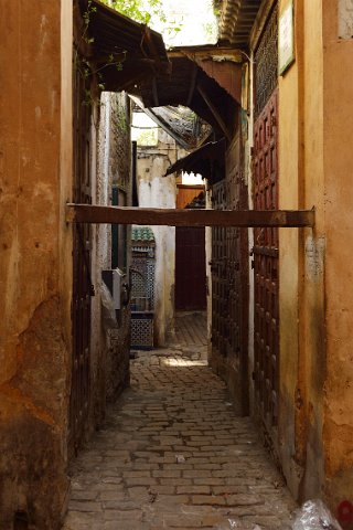 140F2013___06664 Entrée du quartier saint du mausolée Moulay Idriss, poutre incitant (fortement) à se courber