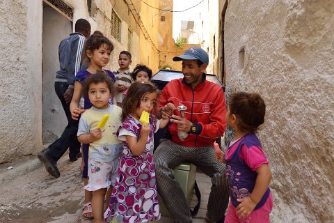 330F2013___06786 Dans la Kasbah Nouar, bonheur près du marchand de glaces