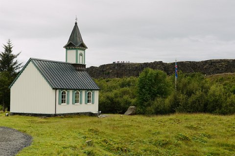 37540F2013___18526 Þingvellir, l'église et, au fond, le sommet de la faille d'Almannagja sur lequel se trouve le centre multimedia.