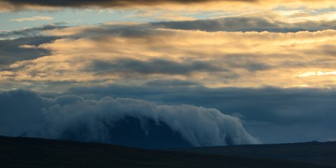 39350F2013___18784 Le long de la route 35 un peu après Gulfoss, le mont Hloedufell sous une cascade de nuages.