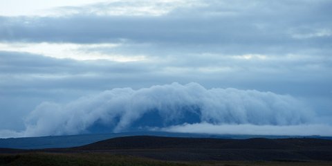 39450F2013___18790 Le long de la route 35 un peu après Gulfoss, le mont Hloedufell sous une cascade de nuages.