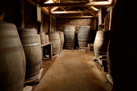 25350F2013___17083 Le long garde-manger stockant le slatur, sorte de boudin, les viandes de tête de mouton pressées, le petit lait tourné, le skyr (fromage blanc maigre)...