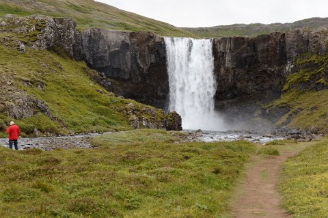 16800F2013___16217 Route 93, peu avant Seyðisfjörður, cascade Gufufoss sur la riviére Fjarðara.