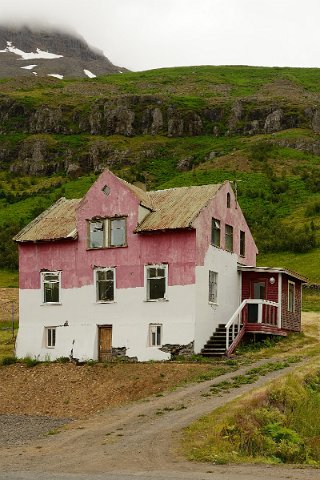 16900F2013___16223 Rose, une maison au pied des falaises