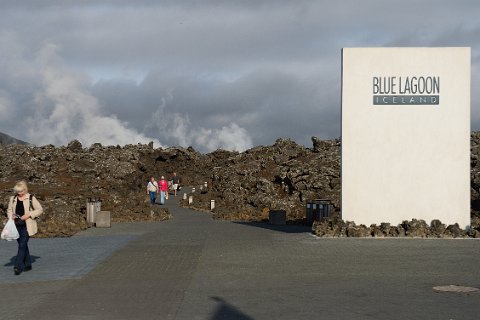 00450F2013___14475 A quelques kilomètres de l'aéroport, le célébrissime Blue Lagoon recycle, pour une multitude de touristes ravis, les eaux chaudes de l'usine géothermique...