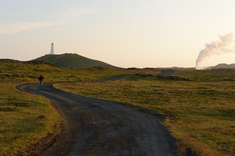 00900F2013___14566 A l'extrême sud ouest de la presqu'ile de Reykjanes, le phare de Reykjanesviti domine les falaises de Valahnukur et la zone géothermique de Gunnuhver.