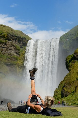 06750F2013___15246 Skogafoss, l'une des plus célèbres cascades d'Islande est aussi le point de départ de nombreuses randonnées vers les glaciers qui l'alimentent.